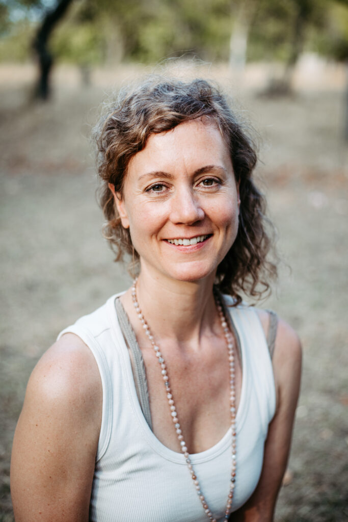 Simone Back ist Personal Trainerin, Yogalehrerin, Cranio Sacral Practioner und traumasensible Trainerin